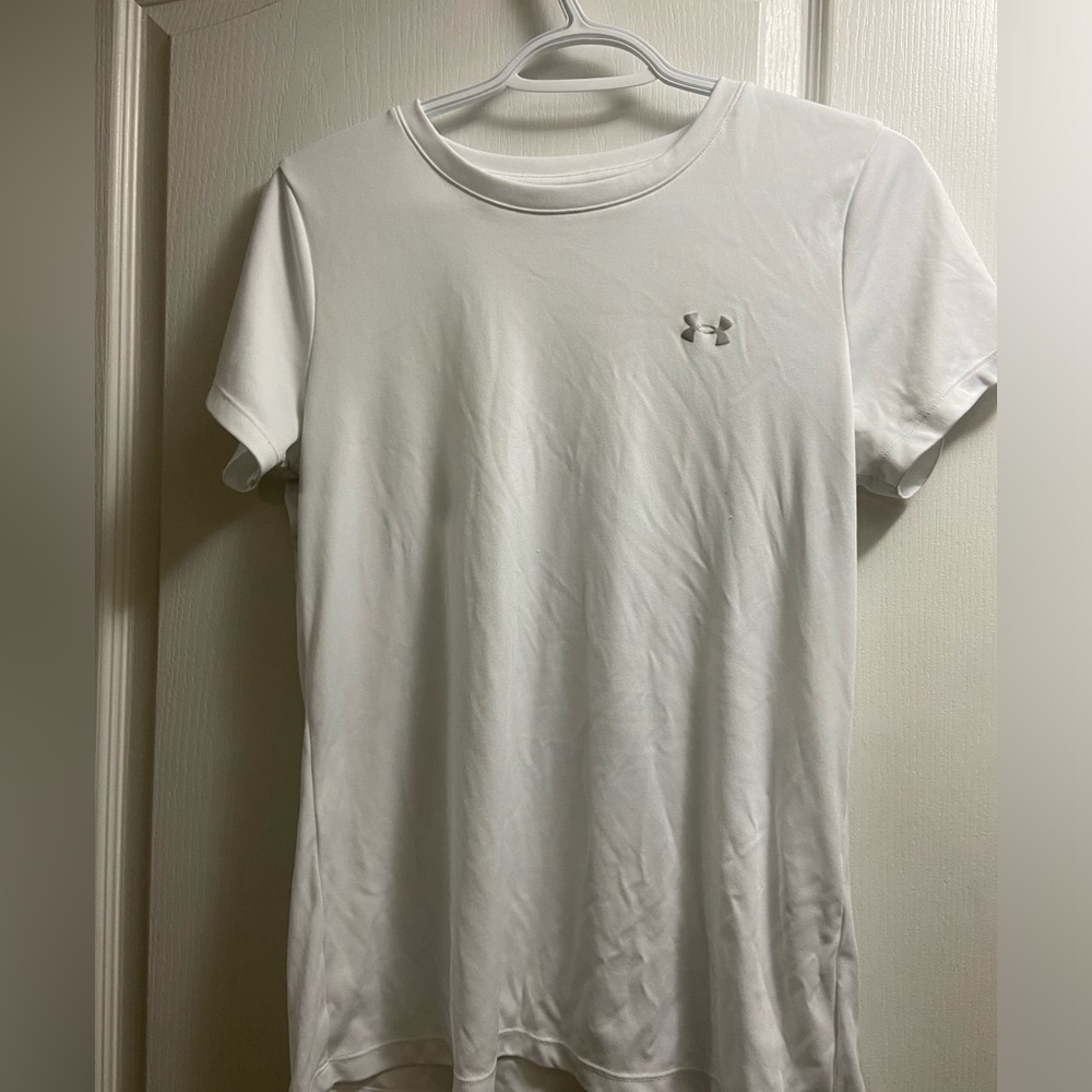 Women’s (M) Under Armour tshirt